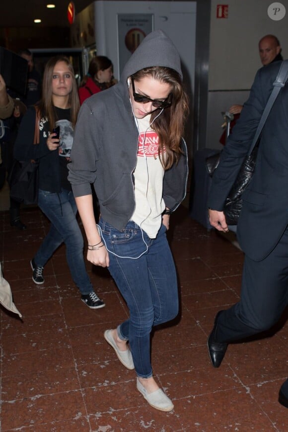Kristen Stewart arrive à l'aéroport Roissy Charles de Gaulle et assistera demain au défilé Balenciaga à Paris. Le 26 septembre 2012.