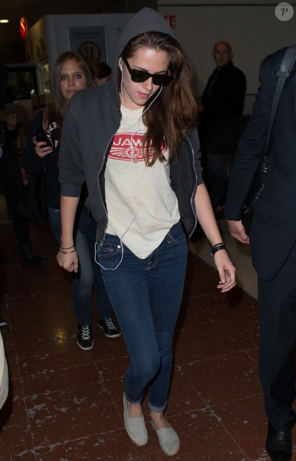 Kristen Stewart arrive à l'aéroport Roissy Charles de Gaulle. Le 26 septembre 2012.