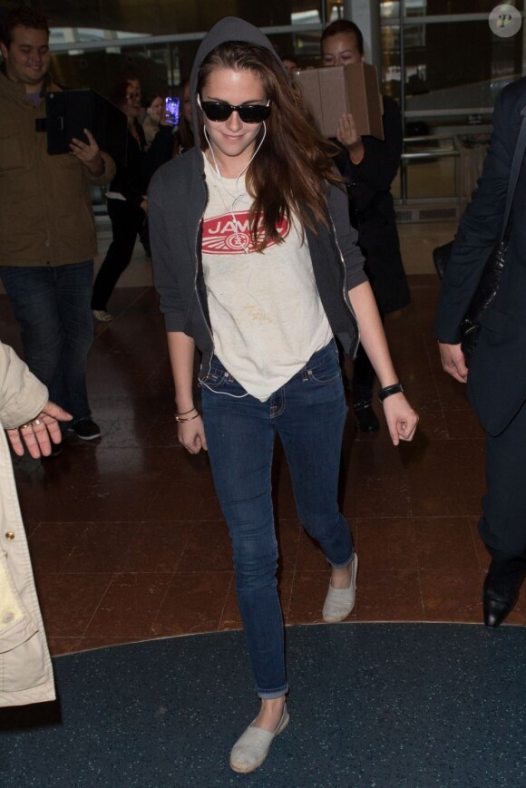 L'actrice Kristen Stewart, habillée d'un sweat à capuche, d'un jean et d'espadrilles, arrive à l'aéroport Roissy Charles de Gaulle. Le 26 septembre 2012.