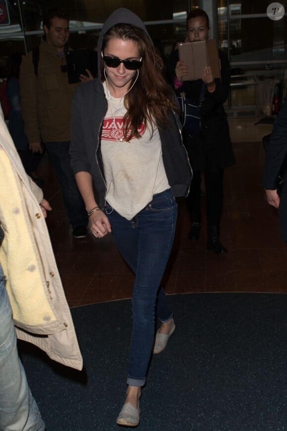 L'actrice Kristen Stewart, souriante à son arrivée a l'aéroport Roissy Charles de Gaulle. Le 26 septembre 2012.