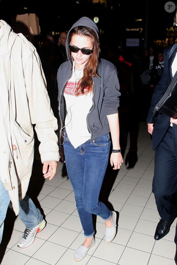 Kristen Stewart arrive à l'aéroport Roissy Charles de Gaulle. Le 26 septembre 2012.