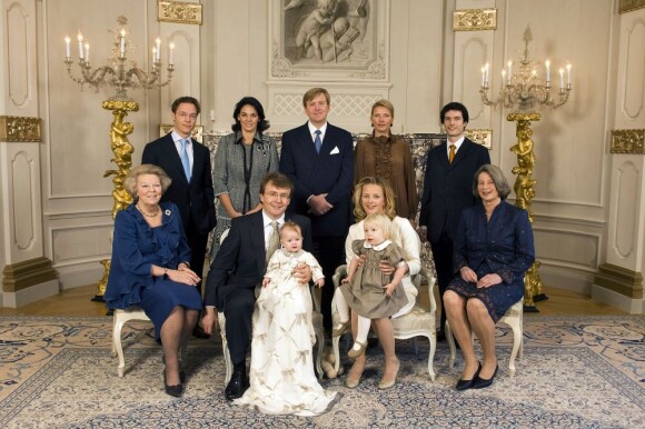 La reine Beatrix et la famille royale des Pays-Bas en 2007. En 2012, le prince Friso est plongé dans le coma après avoir été pris dans une avalanche. En septembre, il reprend brièvement conscience.