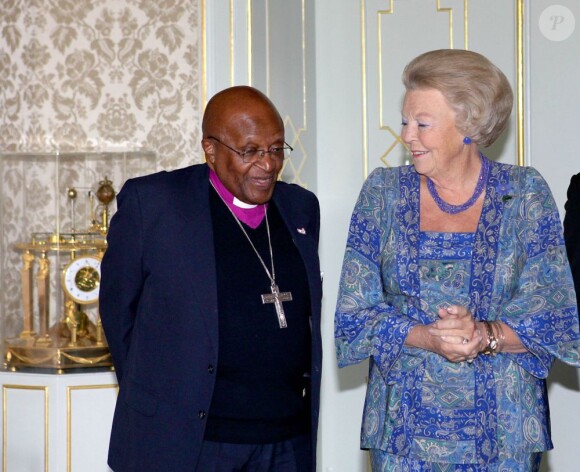 La reine Beatrix des Pays-Bas recevait au palais Huis ten Bosch, à La Haye, Desmond Tutu et son fils Mthunzi Charles, le 25 septembre 2012. Ils ont sans doute échangé en privé au sujet du prince Friso, brièvement sorti du coma la semaine passée.