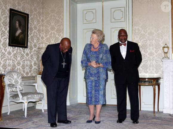 La reine Beatrix des Pays-Bas recevait au palais Huis ten Bosch, à La Haye, Desmond Tutu et son fils Mthunzi Charles, le 25 septembre 2012. Ils ont sans doute échangé en privé au sujet du prince Friso, brièvement sorti du coma la semaine passée.