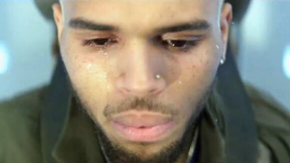 Chris Brown : en larmes, il paye sa dette à la société quand Rihanna sourit