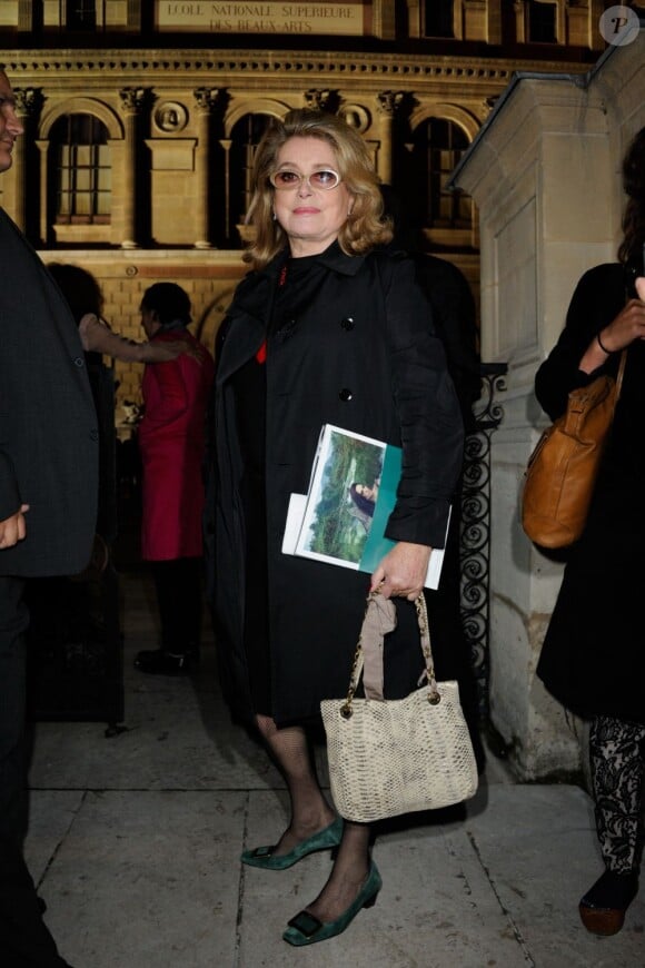 Catherine Deneuve arrive à l'École Nationale Supérieure des Beaux-Arts pour le défilé Lanvin printemps-été 2013. Paris, le 27 septembre 2012.