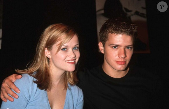 Reese Witherspoon et son premier époux Ryan Phillippe, lors de l'une de leurs premières sorties en amoureux en 1998