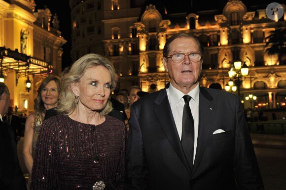 Sir Roger Moore et son épouse, élégants à l'occasion de la soirée de Gala South African Night à Monaco le 29 septembre 2012