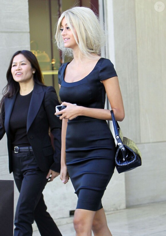 Zahia en pleine séance de shopping dans les beaux quartiers de Los Angeles, à Beverly Hills, le jeudi 20 septembre 2012