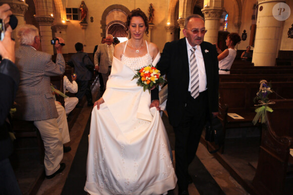 Annie arrive à l'église lors de son mariage religieux avec Thierry en l'église de Gavray, le 14 septembre 2012