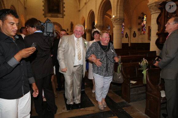 Thierry Olive et sa maman lors de son mariage en l'église de Gavray, le 14 septembre 2012