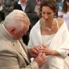 Thierry Olive passe la bague au doigt d'Annie lors de leur mariage religieux en l'église de Gavray, le 14 septembre 2012