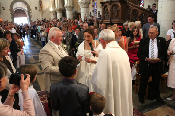 Thierry Olive et Annie, solennels, lors de leur mariage religieux en l'église de Gavray, le 14 septembre 2012