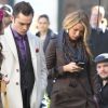 Blake Lively occupée à regarder son téléphone sur le tournage de Gossip Girl, le 1er octobre 2012 à New York