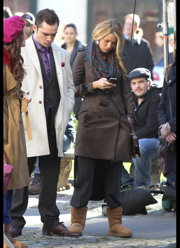 Blake Lively occupée à regarder son téléphone sur le tournage de Gossip Girl, le 1er octobre 2012 à New York