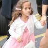 Jennifer Lopez arrive au Grand Palais pour le défilé Chanel le 2 octobre 2012 avec sa fille Emme