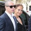 Jennifer Lopez arrive au Grand Palais pour le défilé Chanel en compagnie de son amoureux Casper Smart le 2 octobre 2012