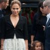 Jennifer Lopez a emmené sa fille Emme assister au défilé Chanel le 2 octobre 2012 à Paris, au Grand Palais