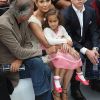 Jennifer Lopez et sa fille Emme admirent le défilé Chanel à Paris le 2 octobre 2012