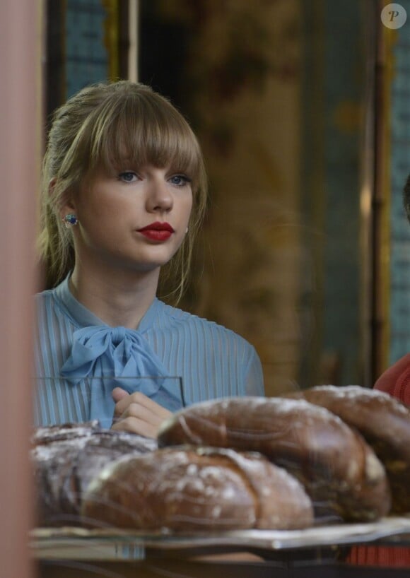 Taylor Swift dans une boulangerie pour le tournage de son nouveau clip à Paris, le 1er octobre 2012.
