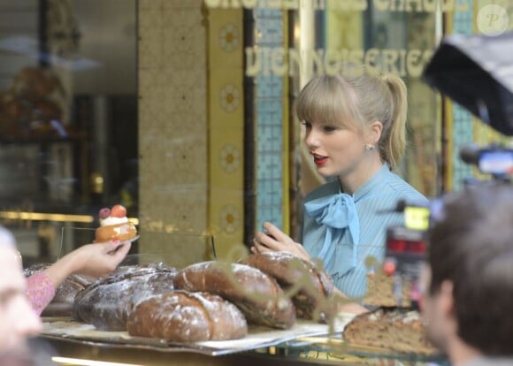 L'Américaine Taylor Swift dans une boulangerie pour le tournage de son nouveau clip à Paris, le 1er octobre 2012.
