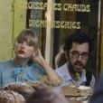 La chanteuse country Taylor Swift dans une boulangerie pour le tournage de son nouveau clip à Paris, le 1er octobre 2012.
