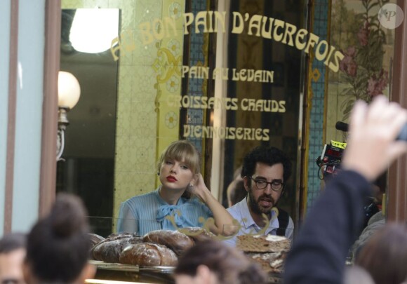 La chanteuse country Taylor Swift dans une boulangerie pour le tournage de son nouveau clip à Paris, le 1er octobre 2012.