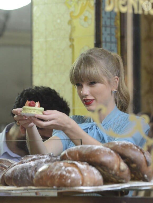 La chanteuse Taylor Swift dans une boulangerie pour le tournage de son nouveau clip à Paris, le 1er octobre 2012.