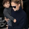 Jennifer Lopez sort de son hôtel avec son fils, Max, à Paris, le 2 octobre 2012