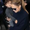 Jennifer Lopez sort de son hôtel avec son fils, Max, à Paris, le 2 octobre 2012