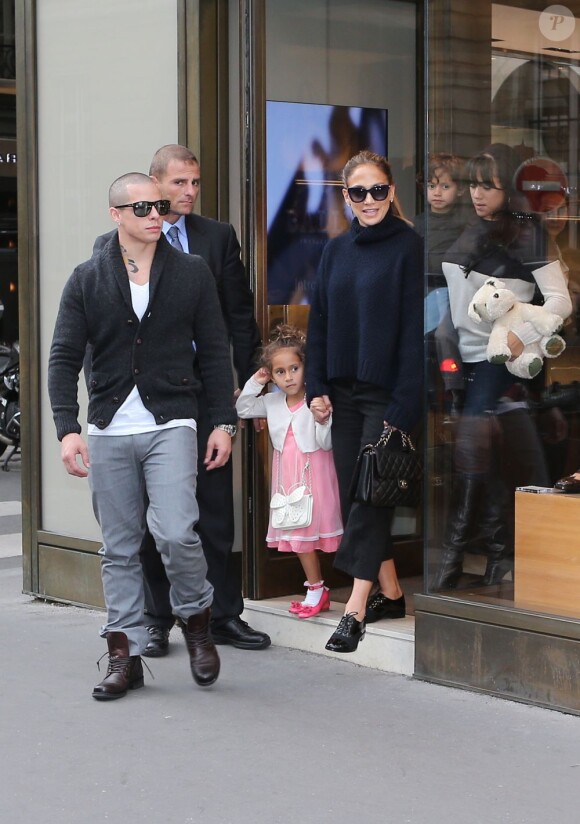 Jennifer Lopez fait un peu de shopping dans les rues de Paris le 2 octobre 2012