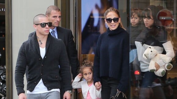 Jennifer Lopez : Shopping en famille dans les rues de Paris
