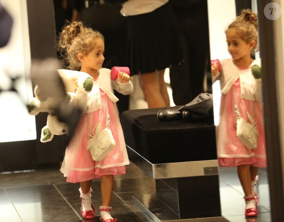 Emme a suivi sa maman dans les boutiques parisiennes le 2 octobre 2012
