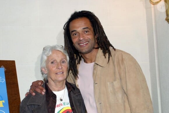 Yannick Noah et sa maman Marie-Claire lors d'une conférence de presse à Paris le avril 2003