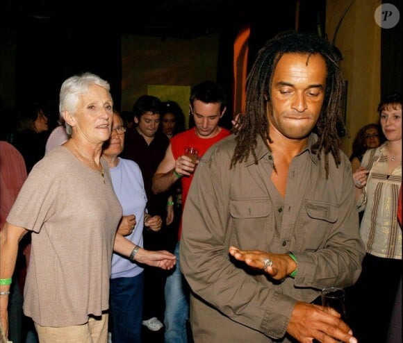 Yannick Noah et sa maman Marie-Claire dansent lors d'une soirée en l'honneur de l'association des Enfants de la terre à l'Etoile à Paris le 4 mai 2003