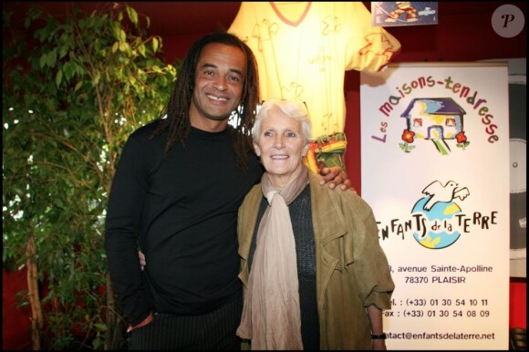 Yannick Noah et sa maman Marie-Claire lors d'une conférence de presse pour Les enfants de la terre à Paris le 21 avril 2005