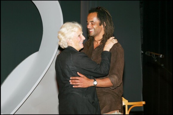 Yannick et Marie-Claire Noah lors des Prix Clarins de la Femme Dynamisante au théâtre de la comédie des Champs Elysées à Paris le 18 mai 2006