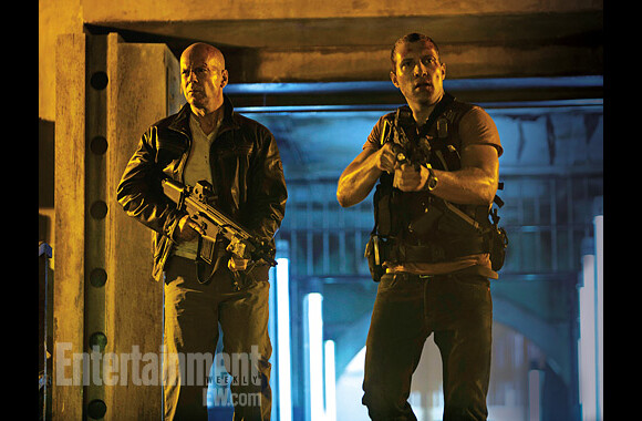 Bruce Willis et Jai Courtney dans la première image père-fils du film <em>Die hard 5 :</em> <em>A Good Day to Die Hard</em>, en salles le 20 février 2013.