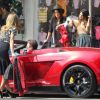 AnnaLynne McCord interpelle un riche jeune homme sur le tournage de la cinquième saison de 90210, le 3 octobre 2012 à Santa Monica