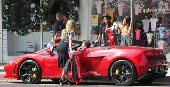 AnnaLynne McCord interpelle un riche jeune homme sur le tournage de la cinquième saison de 90210, le 3 octobre 2012 à Santa Monica