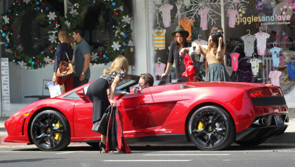 AnnaLynne McCord, Shenae Grimes et Jessica Lowndes sur le tournage de la cinquième saison de 90210, le 3 octobre 2012 à Santa Monica. Cette scène rappelle beaucoup Pretty Woman.