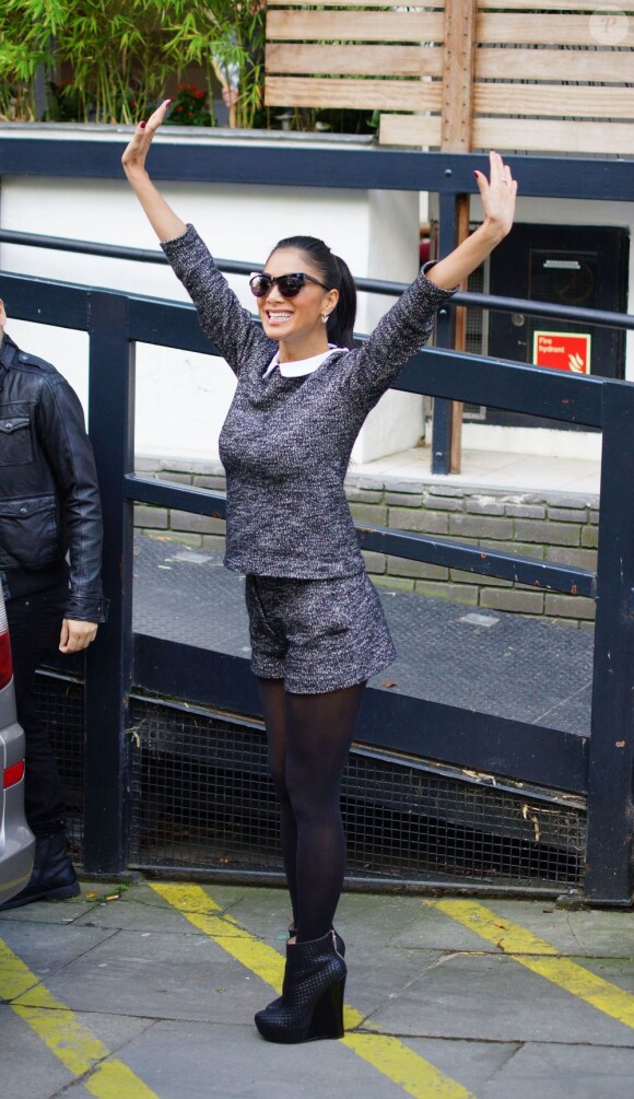 C'est avec le sourire que Nicole Scherzinger quittait les studios d'ITV à Londres, le 4 Octobre 2012.