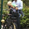 Liev Schreiber se promène en vélo à New York avec ses fils Alexander et Samuel, le jeudi 4 octobre 2012.