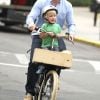 Liev Schreiber se promène en vélo à New York avec ses fils Alexander et Samuel, le jeudi 4 octobre 2012.