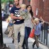Liev Schreiber part chercher ses enfants à l'école, à New York, le mercredi 3 octobre 2012.