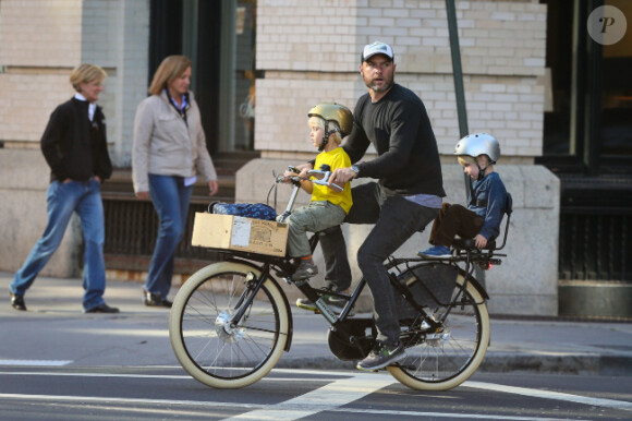 Liev Schreiber part chercher ses enfants à l'école, à New York, le lundi 1er octobre 2012.