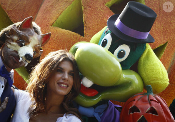 Elisabetta Canalis s'amuse à Gardaland, parc attraction qui a revêtu les couleurs d'Halloween, à Vérone, le 6 octobre 2012