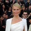 Gwyneth Paltrow portait une robe blanche à cape Tom Ford lors de la 84e cérémonie des Oscars. Los Angeles, le 26 février 2012.