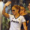 Jennifer Lopez en mode sport à Madrid prouve son admiration pour l'équipe du Real avec ses enfants et son amoureux Casper Smart. Le 7 octobre 2012