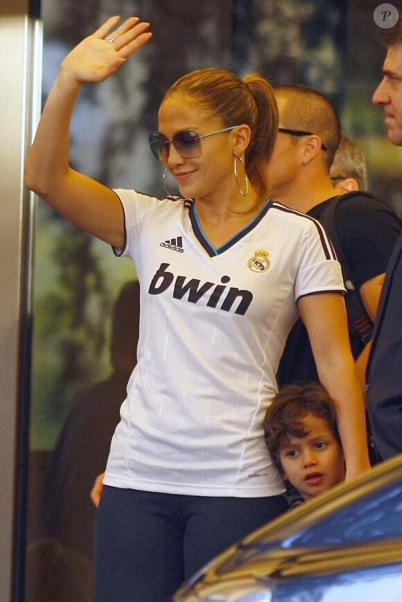 Jennifer Lopez en mode sport à Madrid prouve son admiration pour l'équipe du Real avec ses enfants et son amoureux Casper Smart. Le 7 octobre 2012
